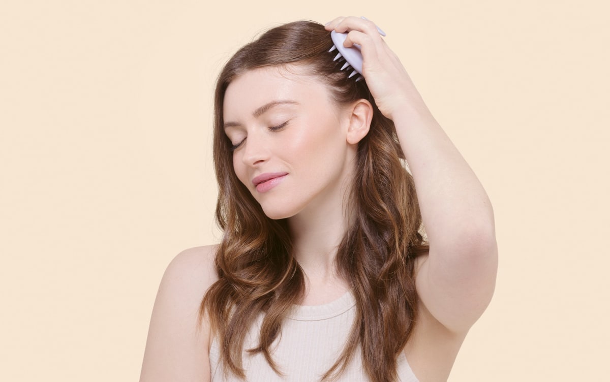 Scalp massage brush for care and relaxation - Aroma Zone - Image 2